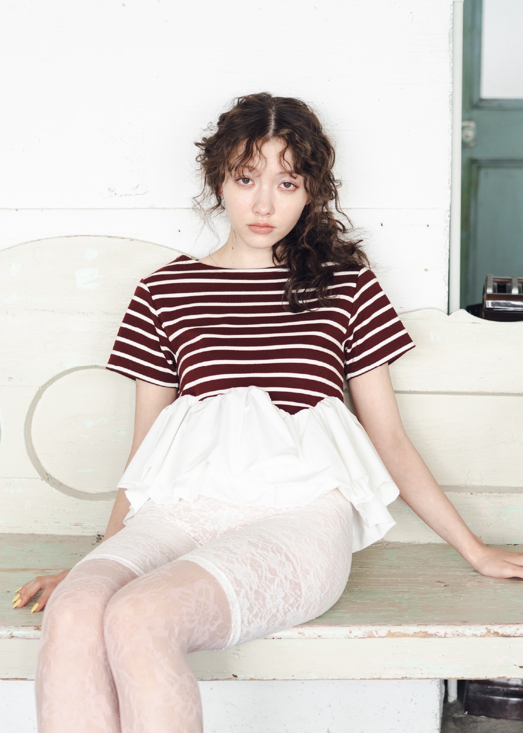 同コーディネートの座り写真