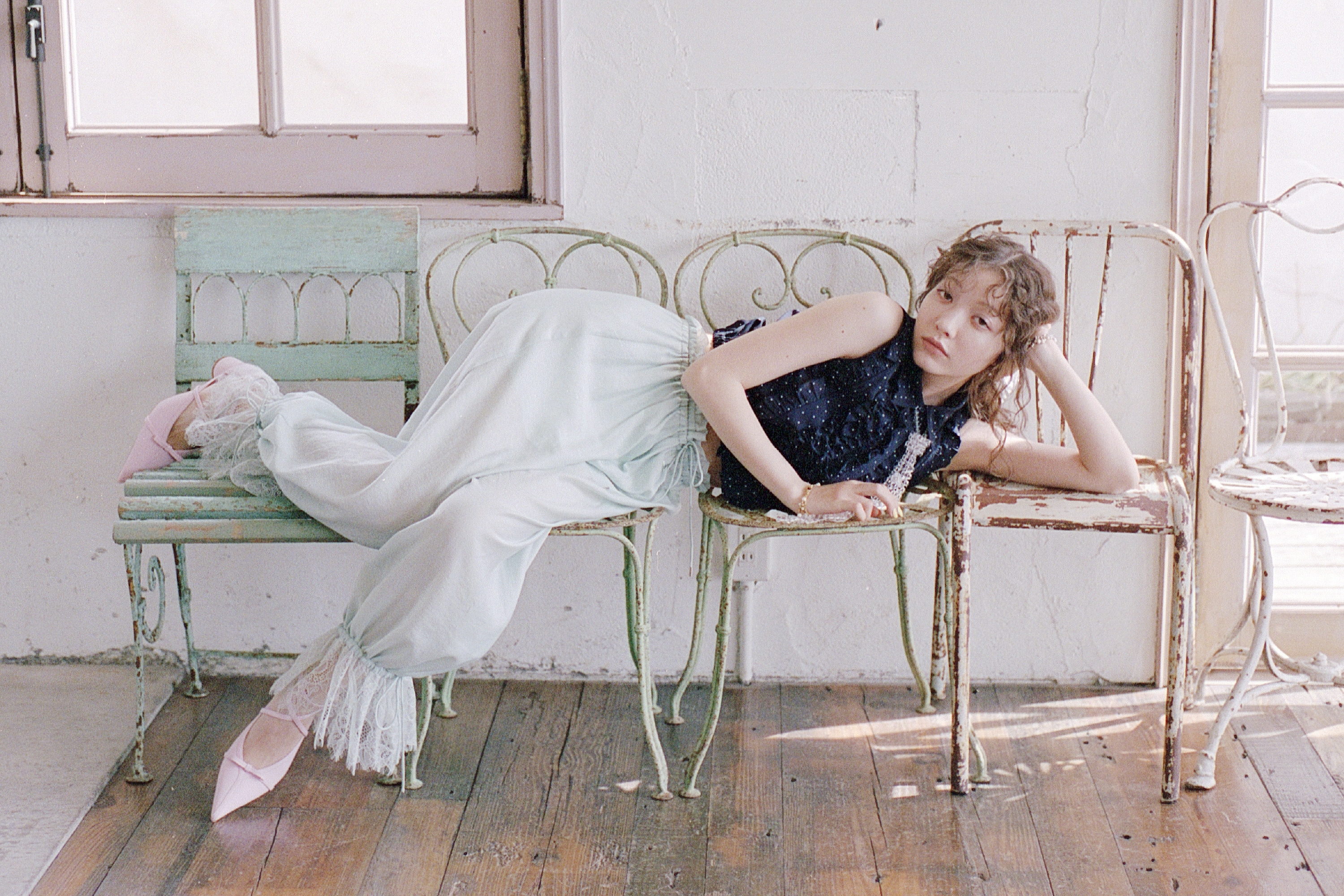 ネイビーのノースリーブフリルブラウス・ミントのドロストパンツ・ネクタイ・シルバーのブレスレット・ゴールドのブレスレット・シルバーのイヤリング・ピンクのパンプスを合わせたコーディネート