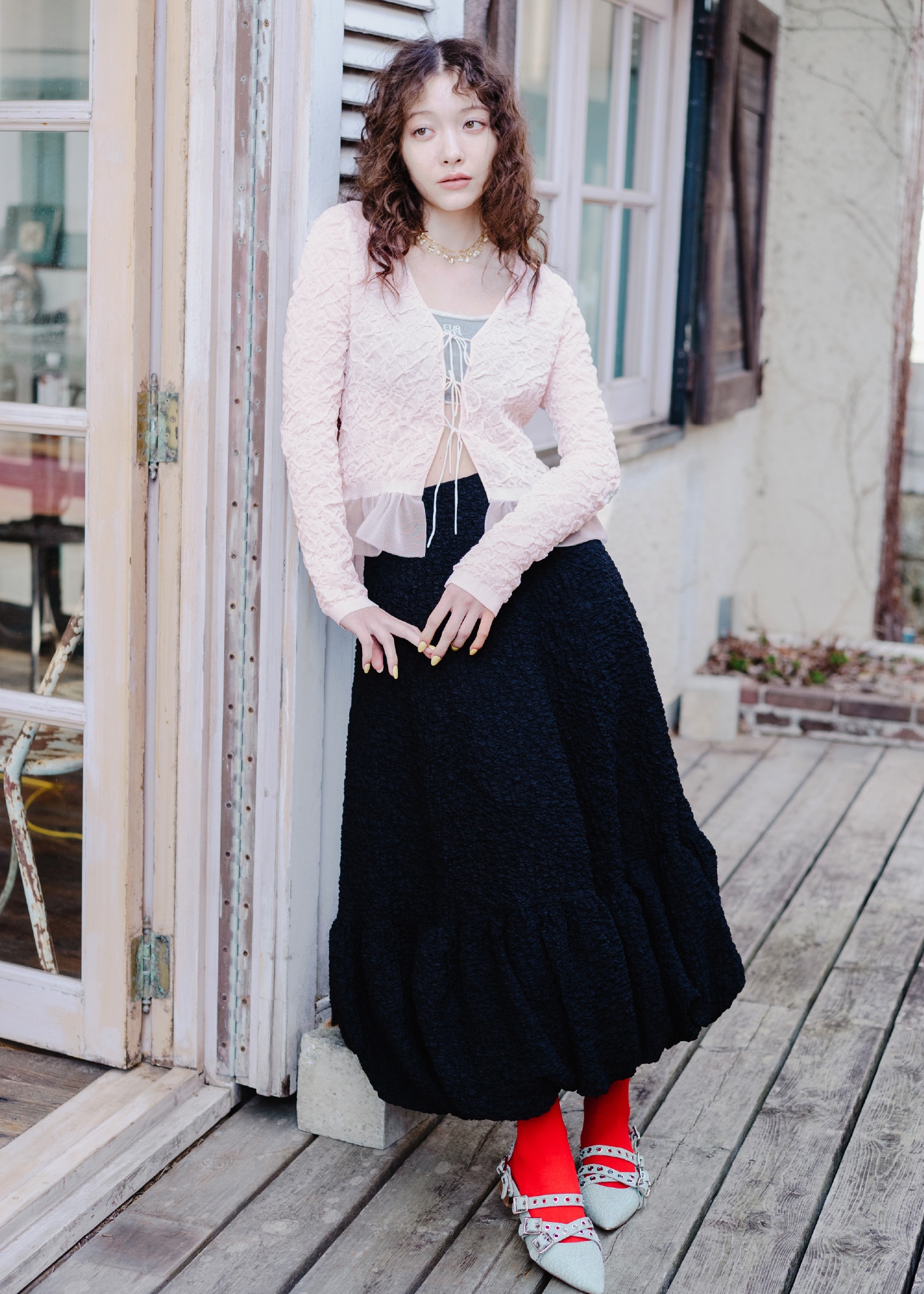 ピンクのシアーカーディガン・黒のバルーンロングスカート・ゴールドのネックレス・ミントのシューズを合わせたコーディネート