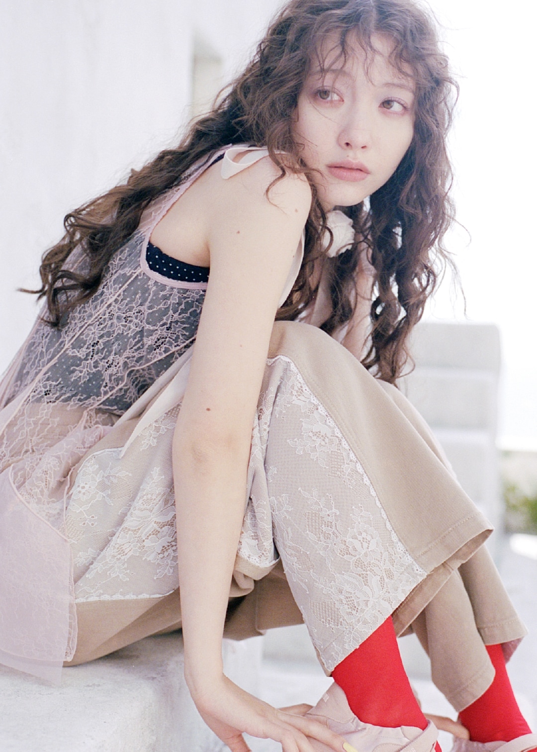 ネイビーのコサージュキャミソール・ピンクのリボンレースチュニック・ベージュのデニムパンツ・ピンクのメリージェーンデザインスニーカーを合わせたコーディネート