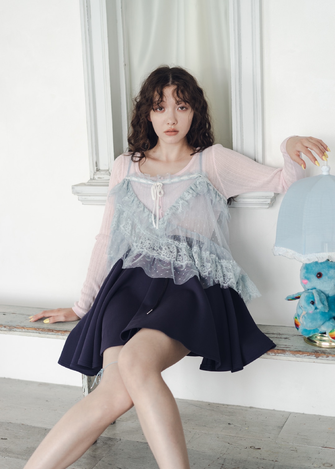 同コーディネートの座り写真