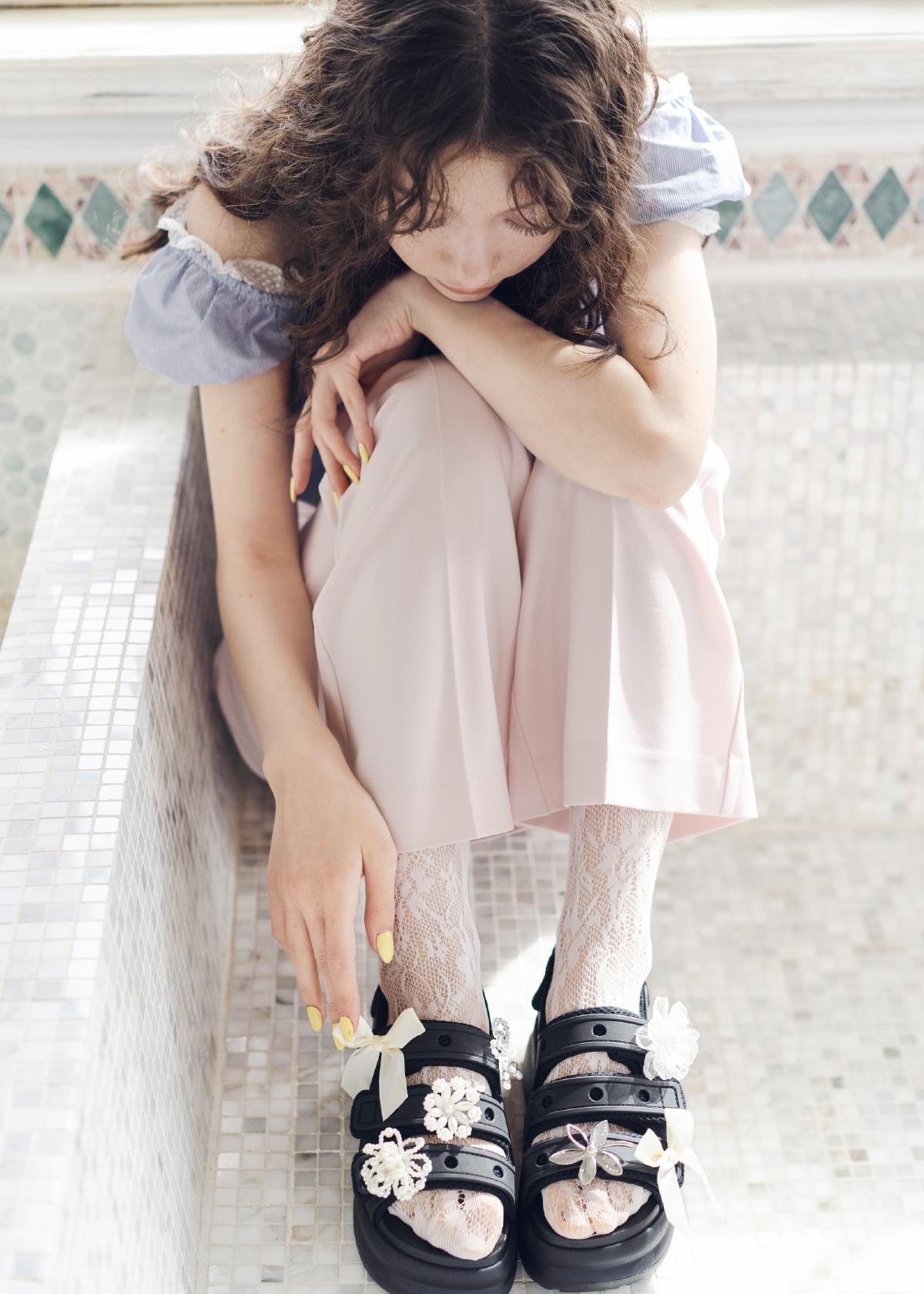 同コーディネートの座り写真