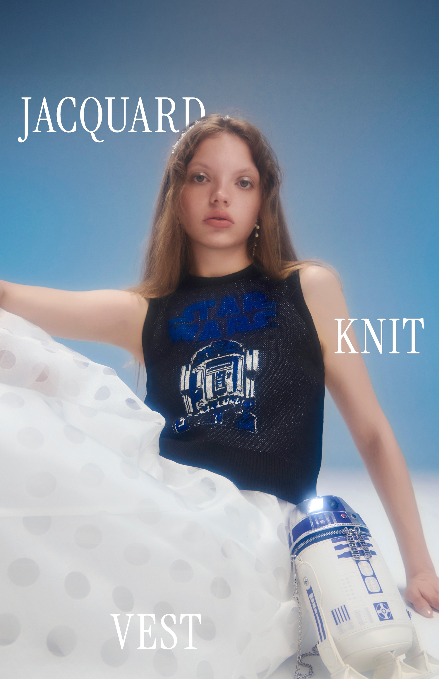 黒のジャガードニットベスト・シルバーのR2-D2 モチーフバッグ・オフホワイトのシアードットフレアスカート・カチューシャ・イヤリングとクロスストラップリボンパンプスを合わせたコーディネート