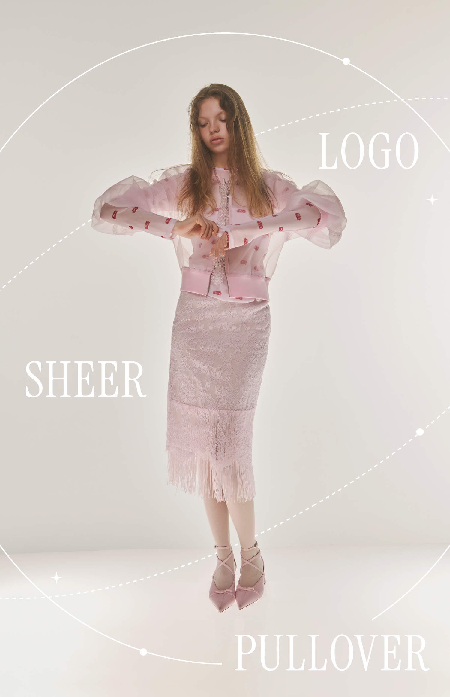 ピンクのロゴシアープルオーバーとシアーブルゾンとレースフリンジスカートとイヤリング・ネクタイ・ピンクのクロスストラップリボンパンプスを合わせたコーディネート