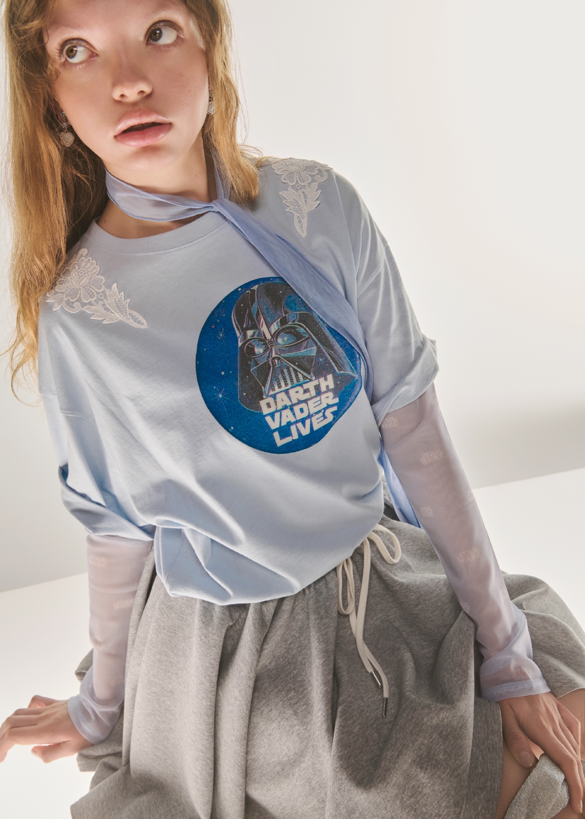 同コーディネートの座り写真