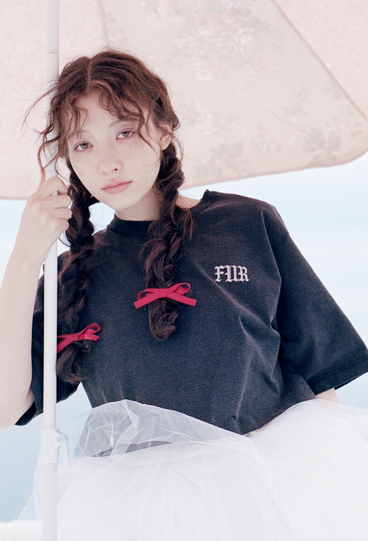 チャコールグレーの【FURFUR|NEW ERA®】コラボロゴTシャツ・イエローのティアードフリルレースパンツを合わせたコーディネート