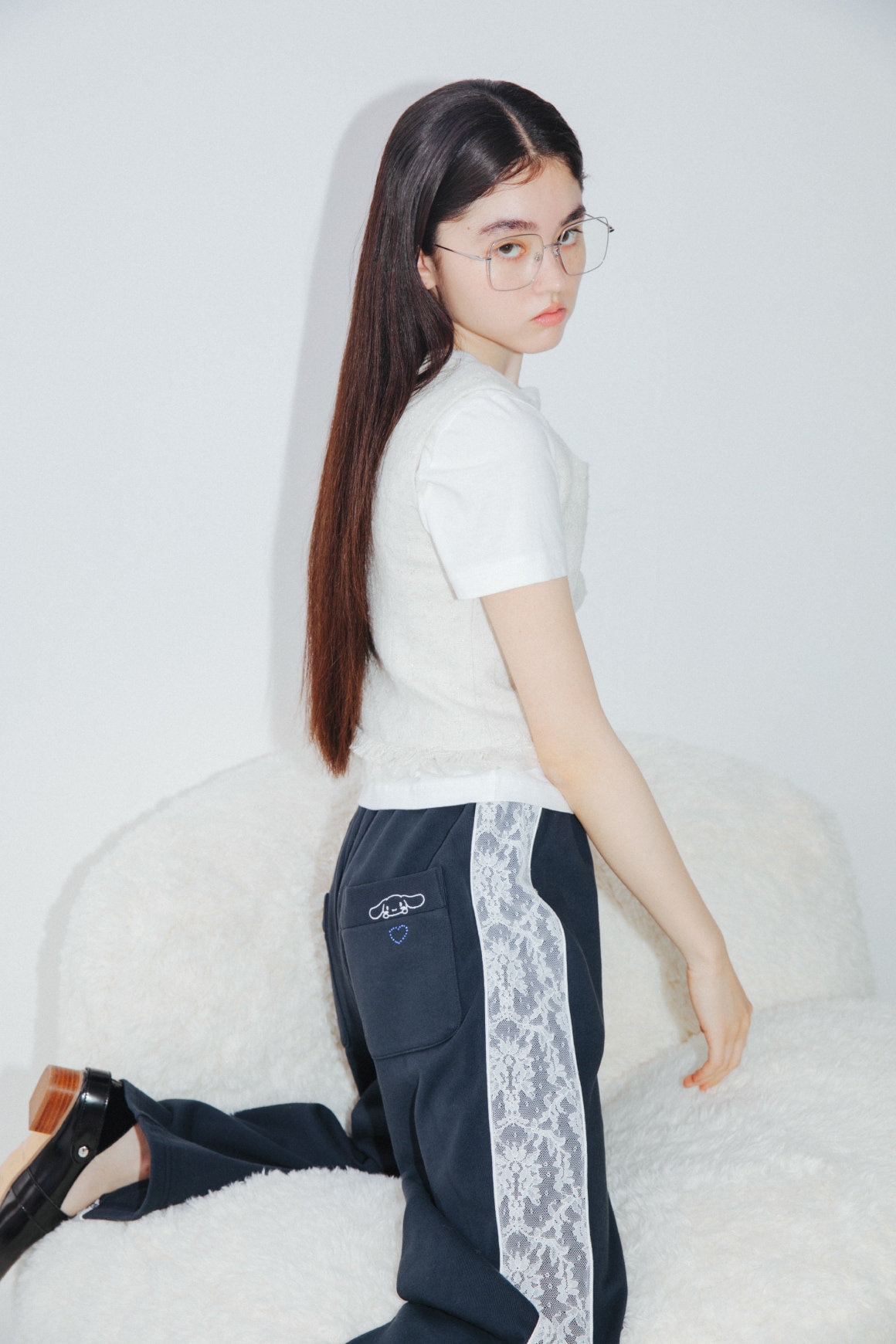 【Cinnamoroll】Tシャツとスウェットパンツ・パデットトート・ツイードベスト・ストラップバブーシュのコーディネート