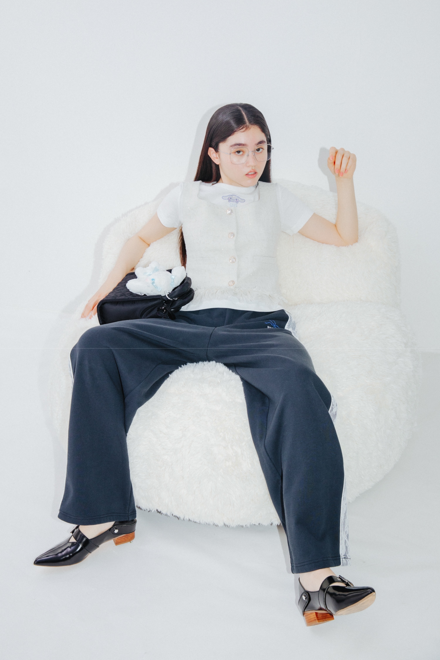 【Cinnamoroll】Tシャツとスウェットパンツ・パデットトート・ツイードベスト・ストラップバブーシュのコーディネート