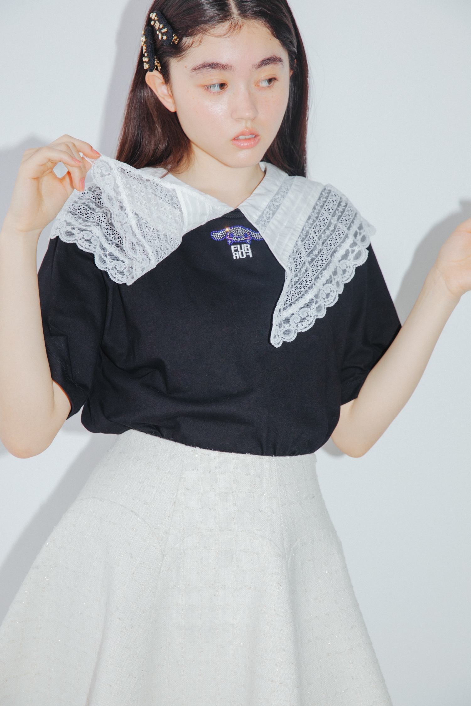 【Cinnamoroll】Tシャツとノースリーブブラウス・ツイードミニスカート・ヘアピンセット・レースタイツ・レースアップブーツのコーディネート