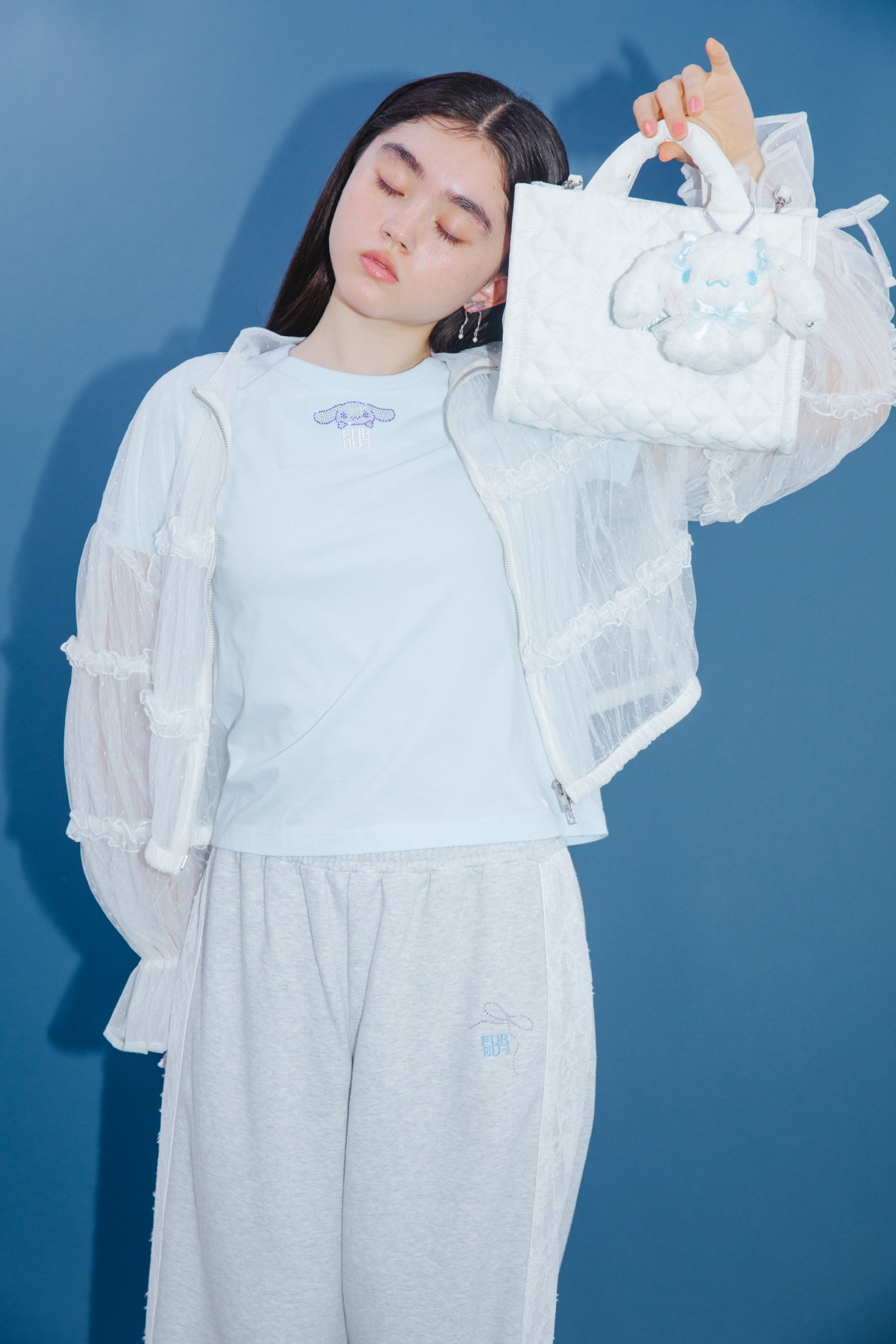 【Cinnamoroll】Tシャツとスウェットパンツ・パデットトート・フリルブルゾン・リボンイヤリング・ストラップバブーシュのコーディネート