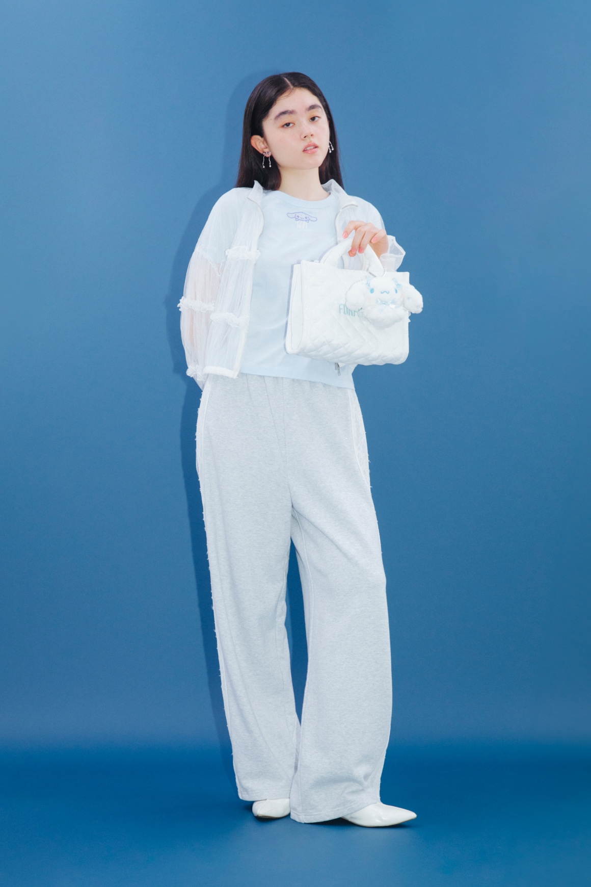 【Cinnamoroll】Tシャツとスウェットパンツ・パデットトート・フリルブルゾン・リボンイヤリング・ストラップバブーシュのコーディネート