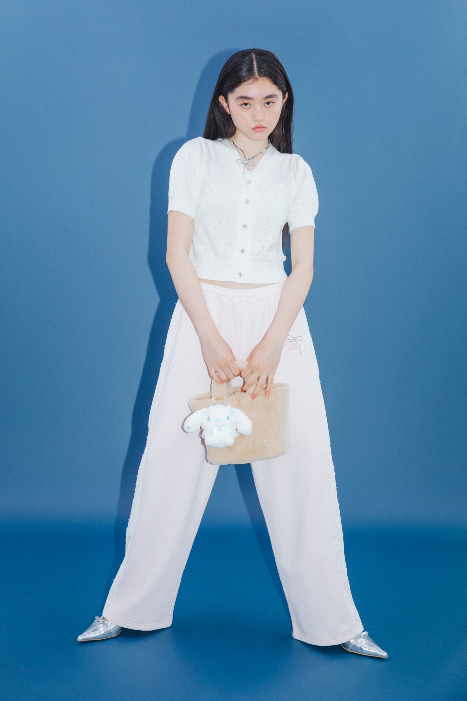 【Cinnamoroll】スウェットパンツとパデットトート・ニットカーディガン・リボンネックレス・エコファートートのコーディネート