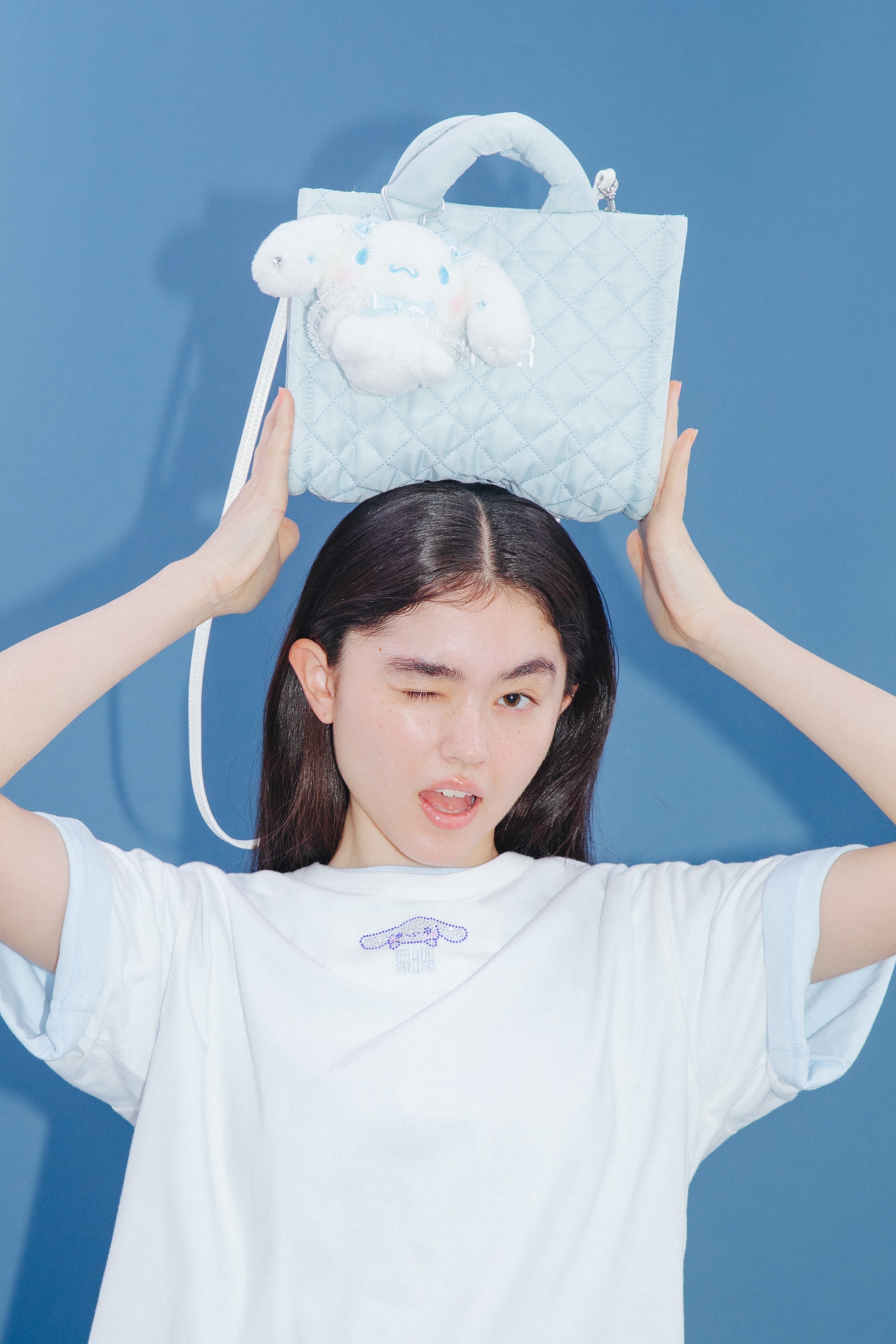 【Cinnamoroll】Tシャツとパデットトート・フラワー刺繍ミニスカート・シアーソックス・ストラップバブーシュのコーディネート