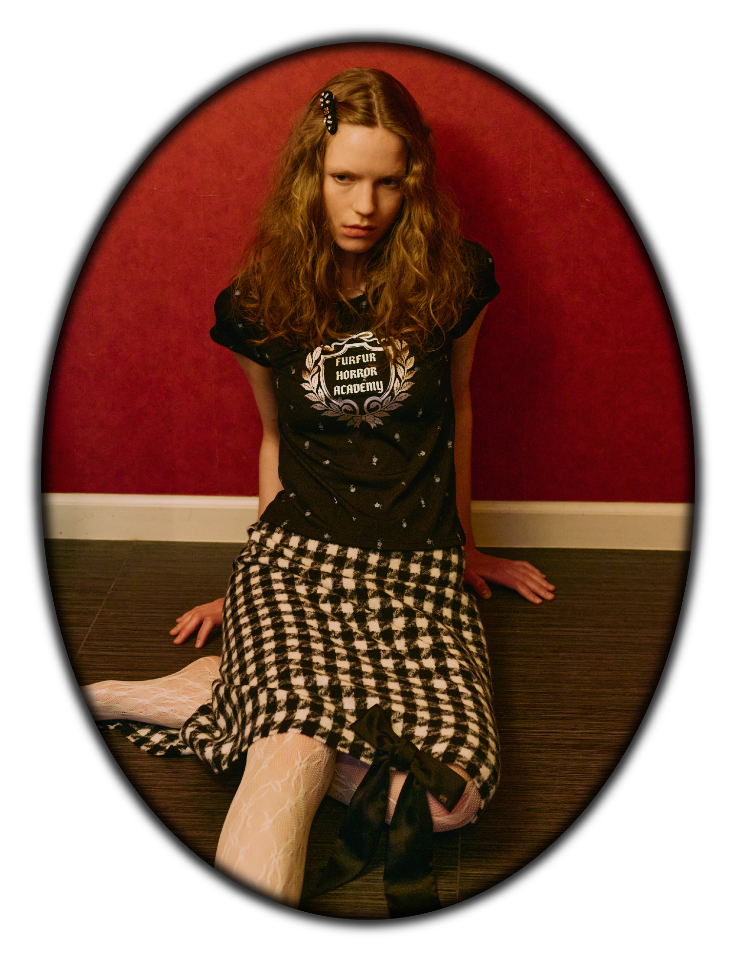 HORROR ACADEMYフラワープリントTシャツ・千鳥柄大判ストール・ツイードヘアピンセット・サテンビッグリボンバレッタ・HORROR ACADEMY刺繍トートバッグ・レースタイツを着用した女性
