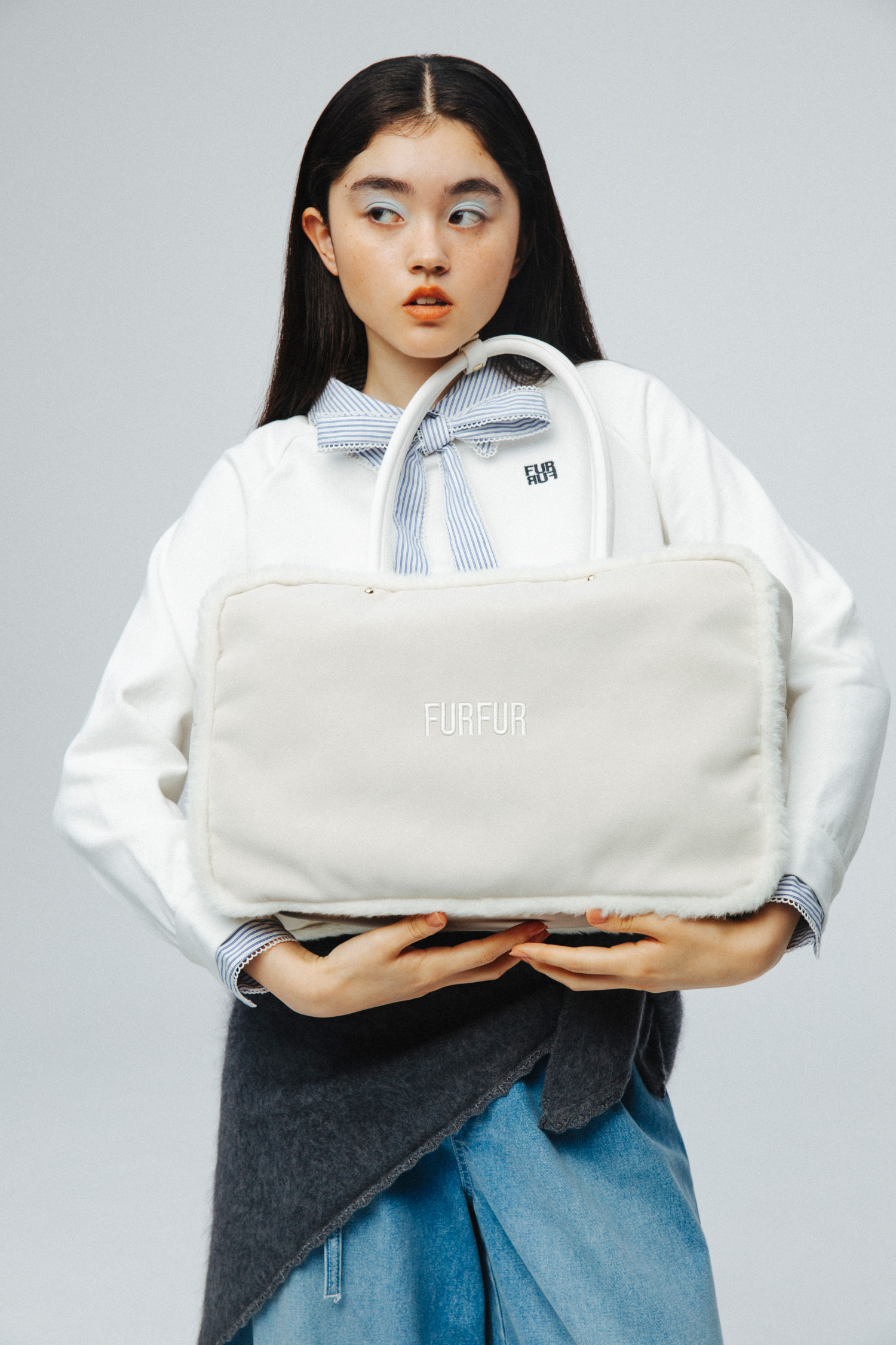 【WEB・一部店舗限定カラー】シャツドッキングボウタイスウェット・タックワイドデニムパンツ・ムートンBIGボストンバッグ・ウールミンクニットスカーフ・クロスストラップリボンパンプスを着用した女性