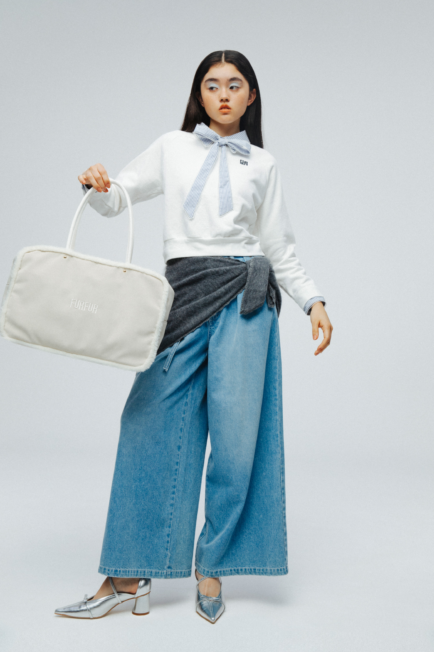 【WEB・一部店舗限定カラー】シャツドッキングボウタイスウェット・タックワイドデニムパンツ・ムートンBIGボストンバッグ・ウールミンクニットスカーフ・クロスストラップリボンパンプスを着用した女性