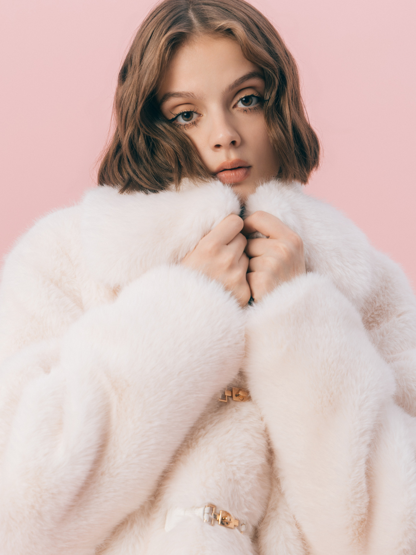 OFFICIAL ONLINE STORE 限定カラーの Coat の着用カット 2枚目