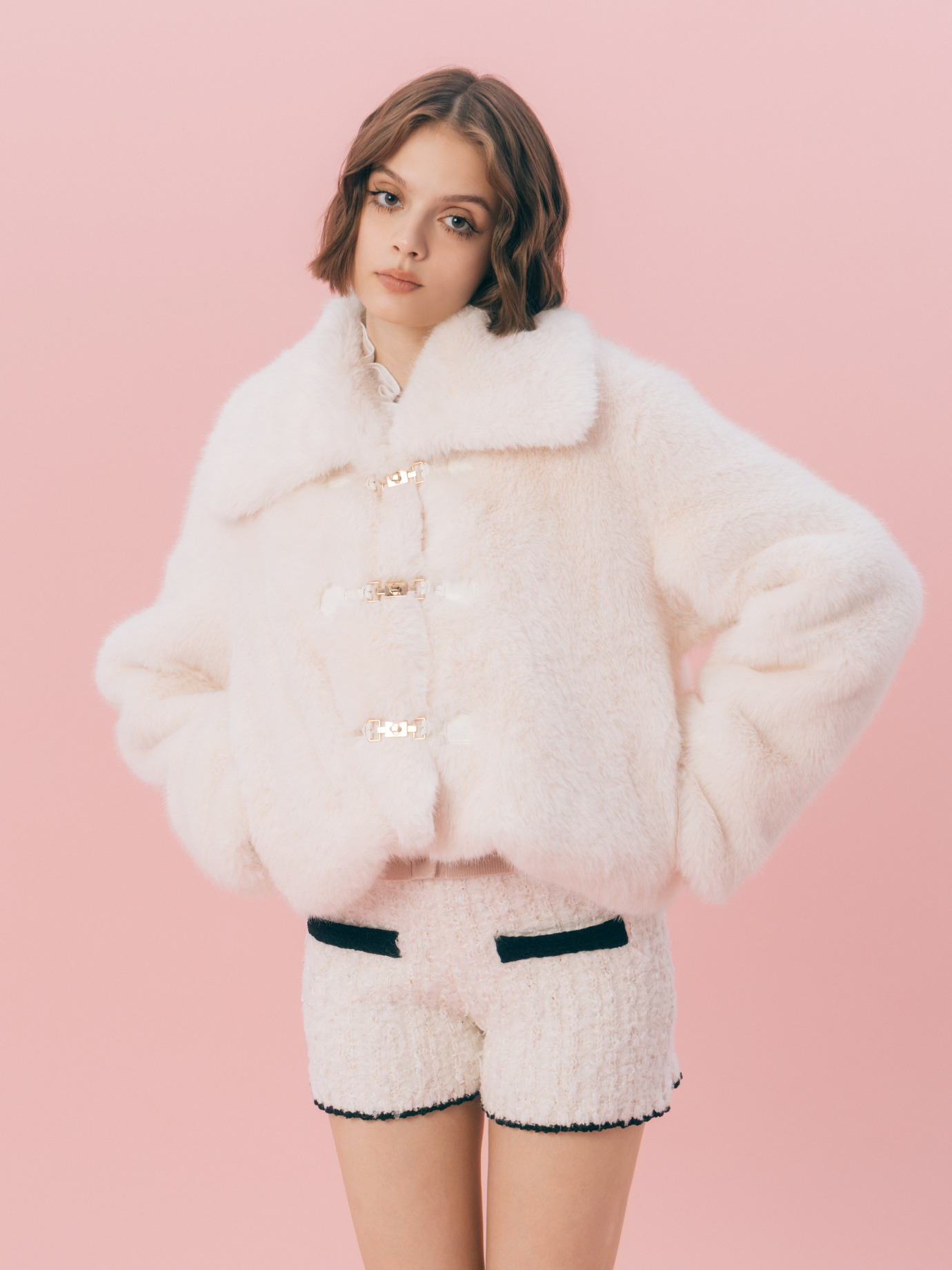OFFICIAL ONLINE STORE 限定カラーの Coat の着用カット 1枚目
