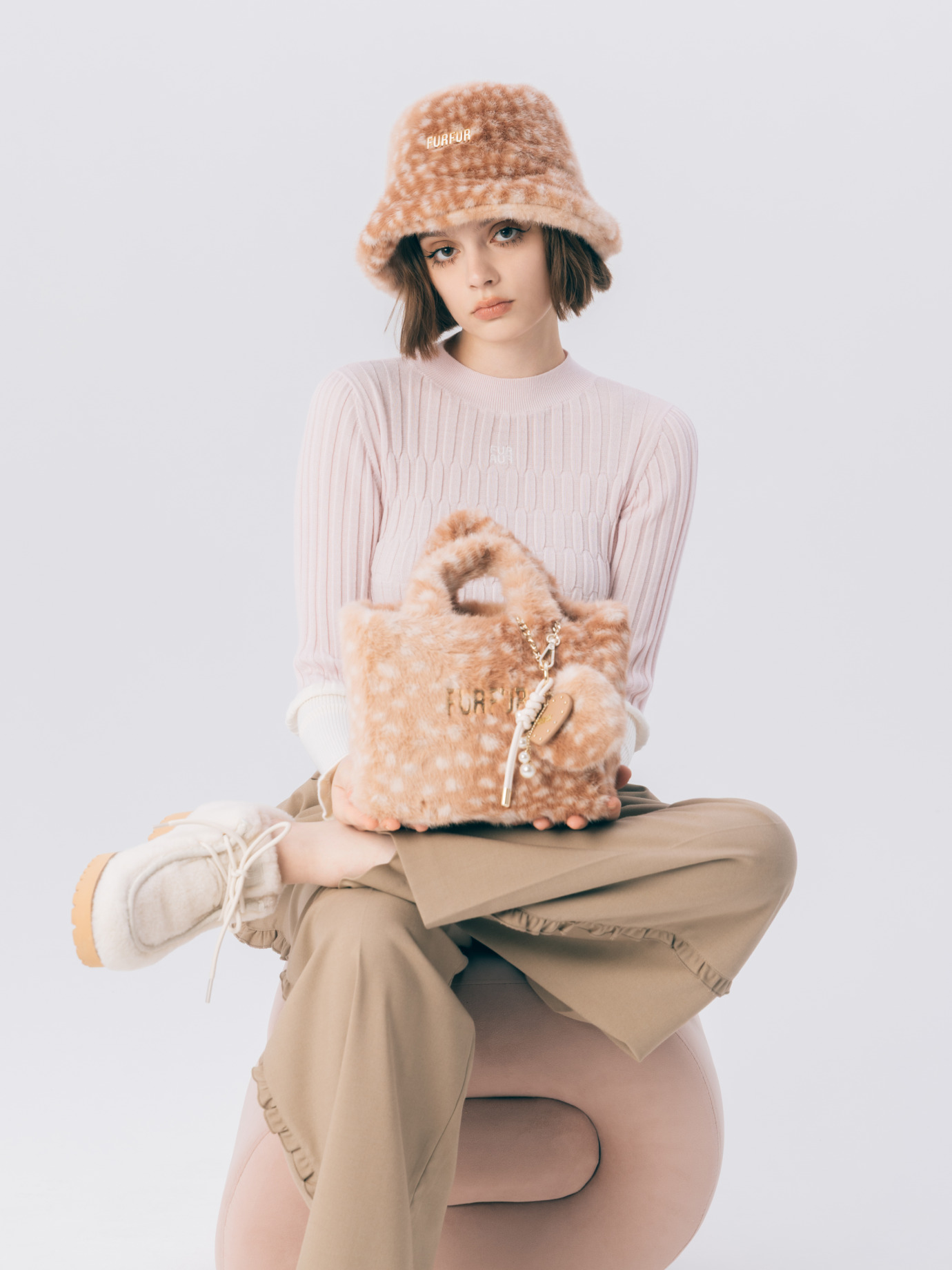 Knit と Pants のスタイリング 1枚目