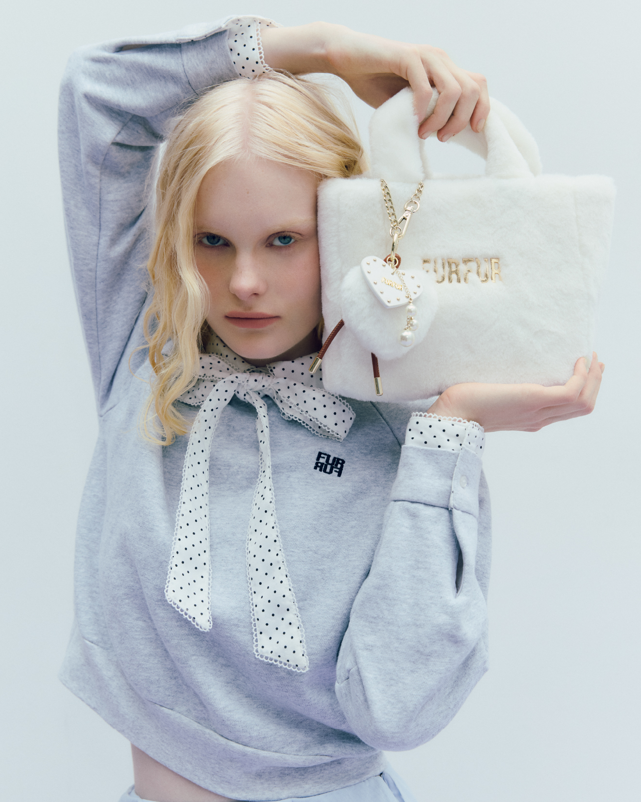 GRAY のスウェットと IVORY のトートバッグのスタイリング