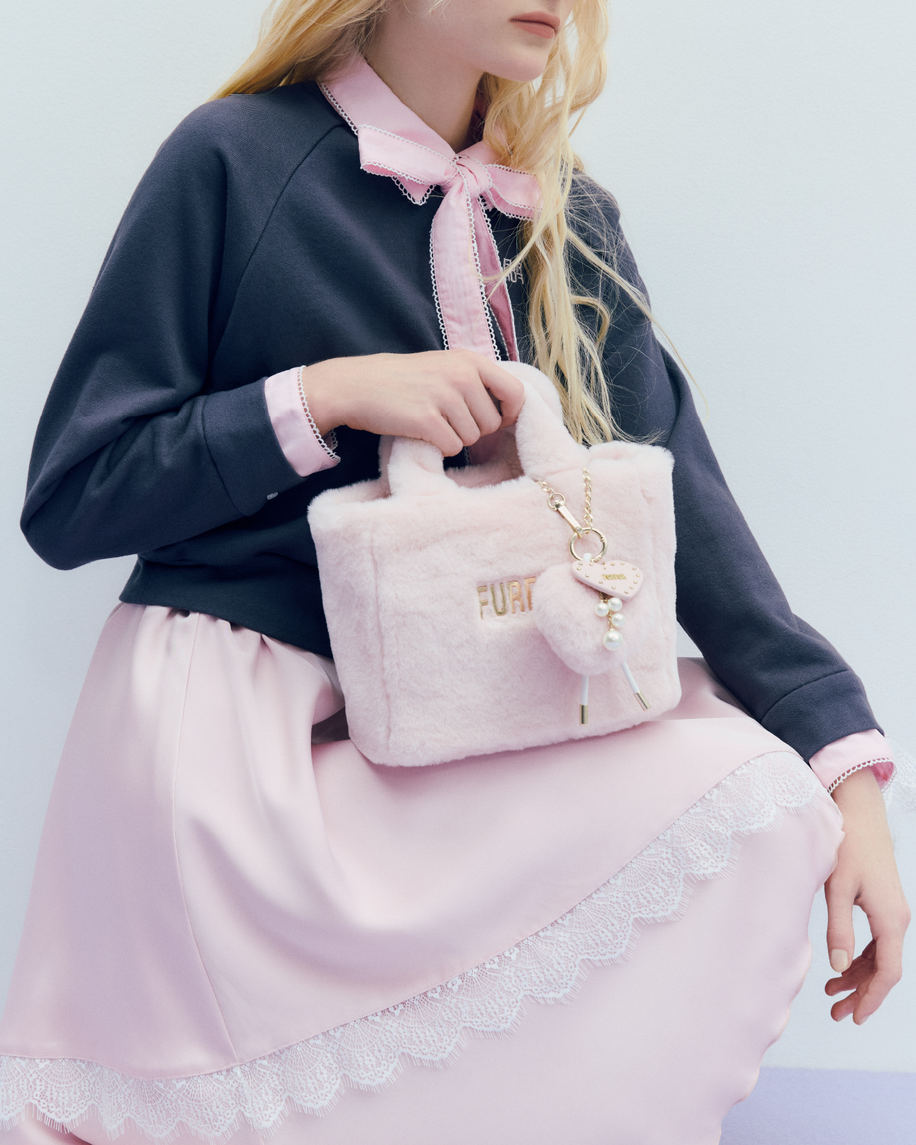 CHARCOAL GRAY のスウェットと PINK のトートバッグのスタイリング