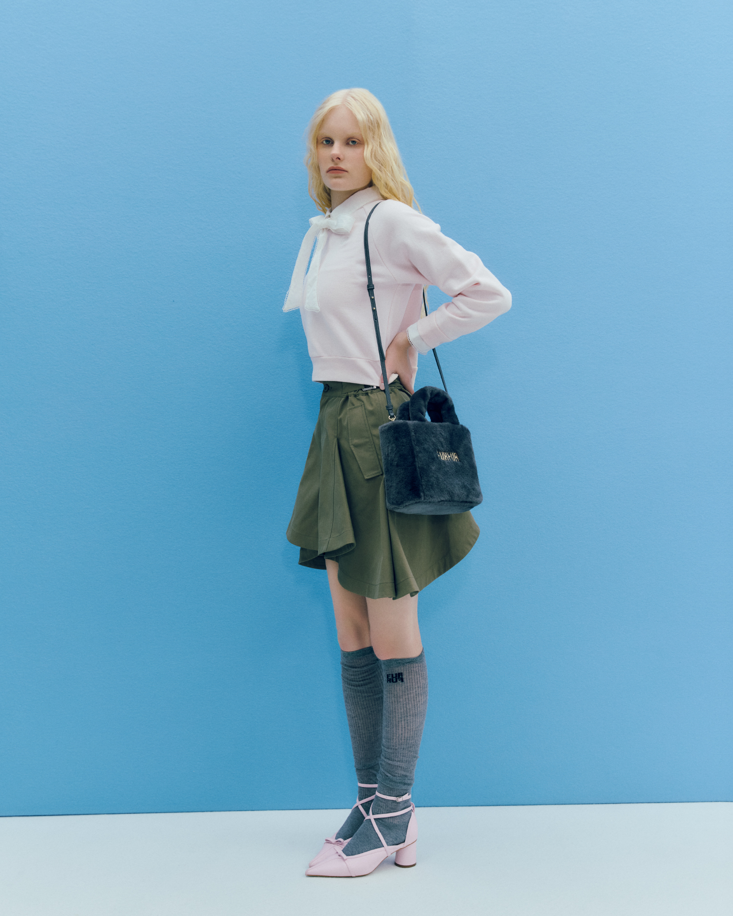 LIGHT PINK のスウェットと CHARCOAL GRAY のトートバッグの着用カット