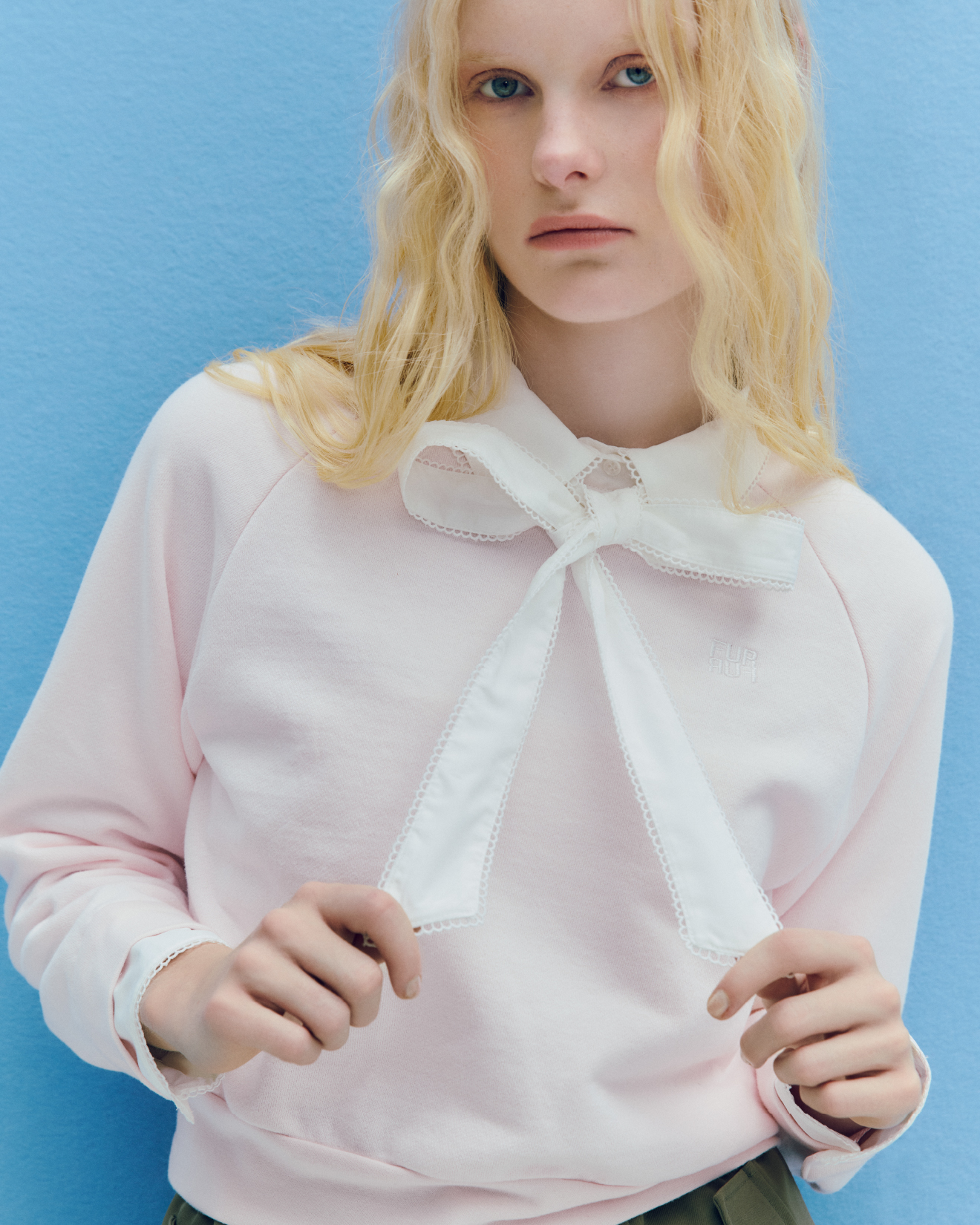 LIGHT PINK のスウェットの着用カット 1枚目