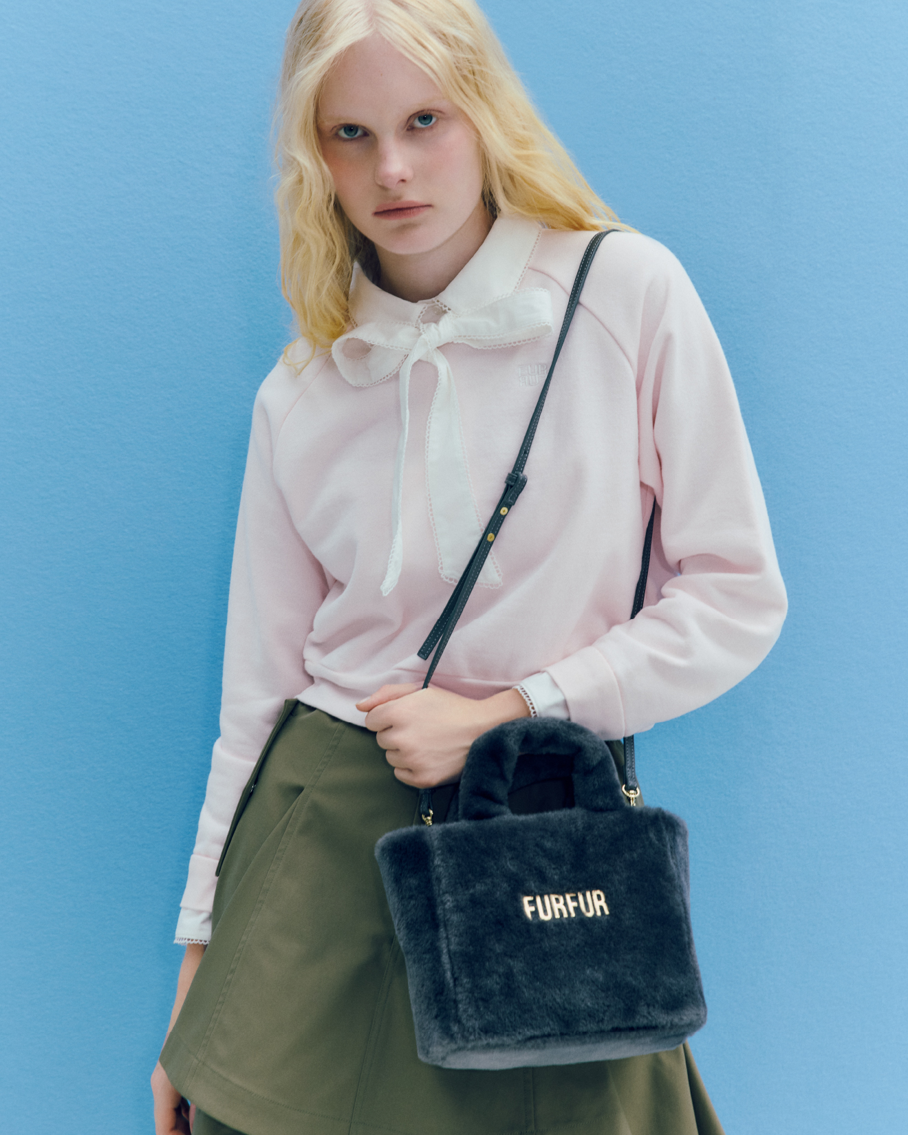 LIGHT PINK のスウェットの着用カット 2枚目