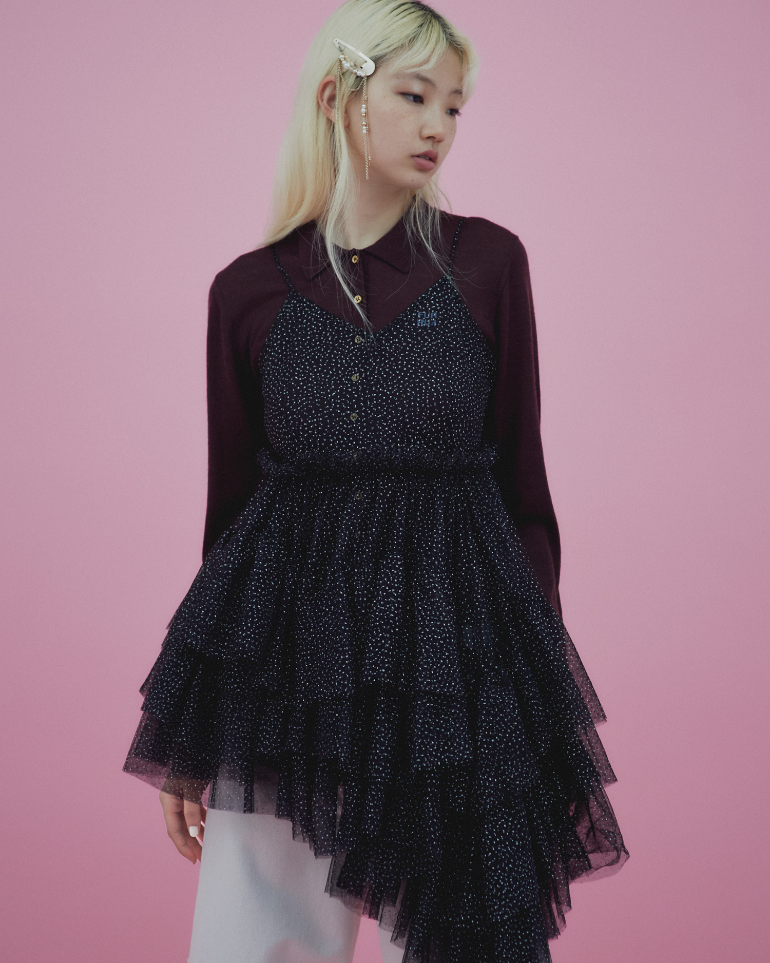 黒のレースドレスを着たモデルの全身