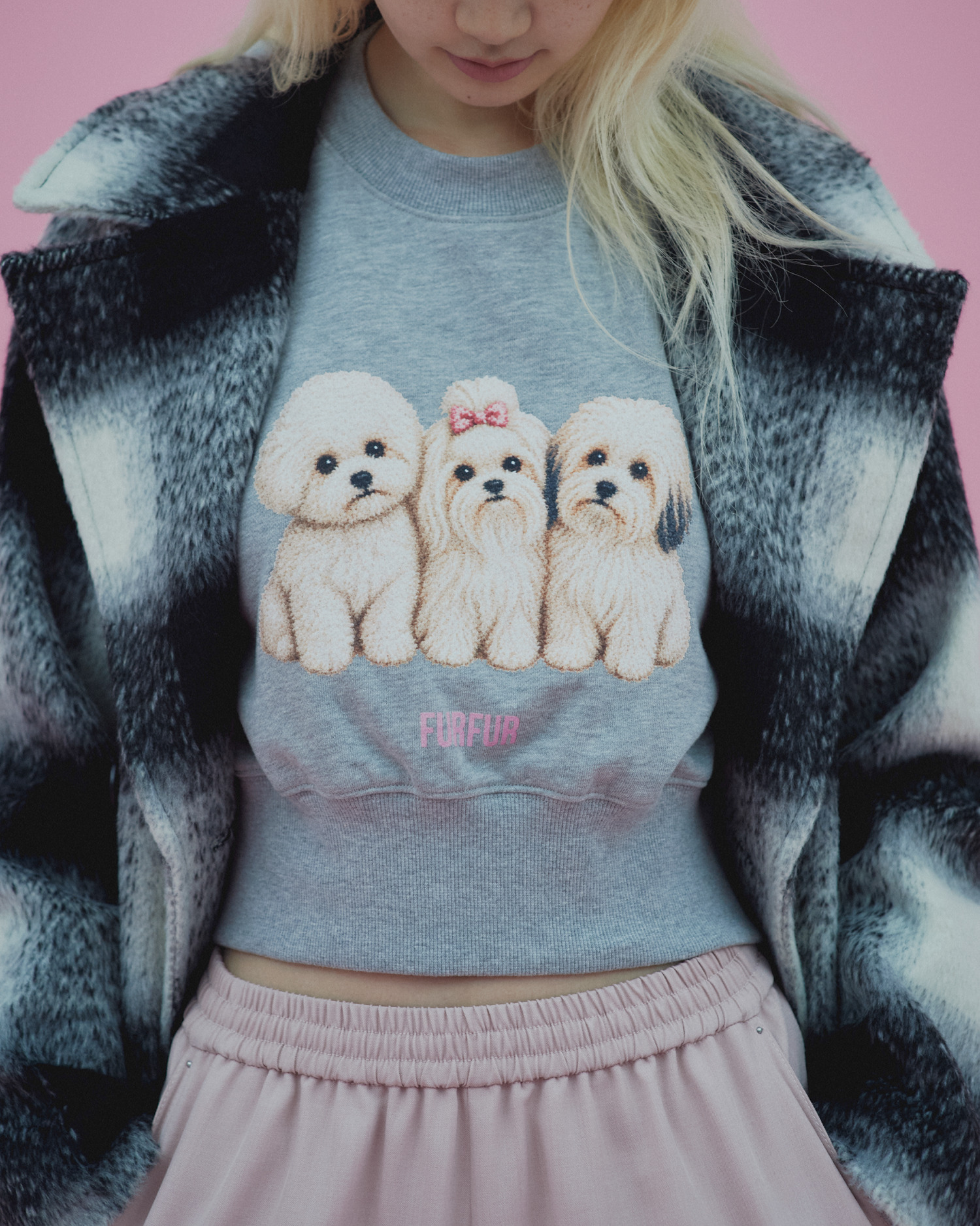 犬のプリントスウェットにピンクのスカートを合わせたスタイリング