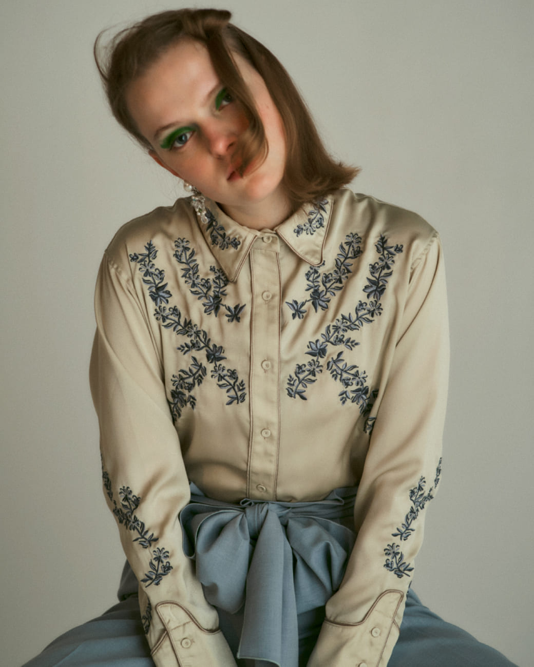 ベージュのブラウスを着たモデル