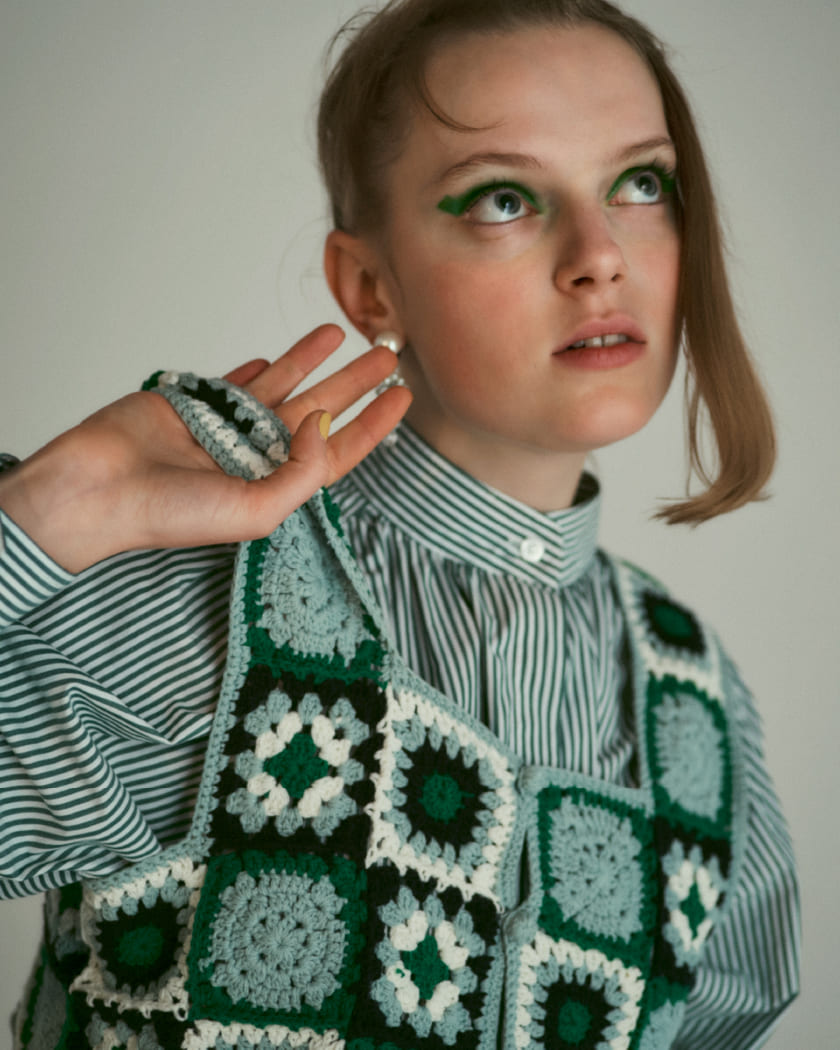 グリーンのワンピースを着たモデル