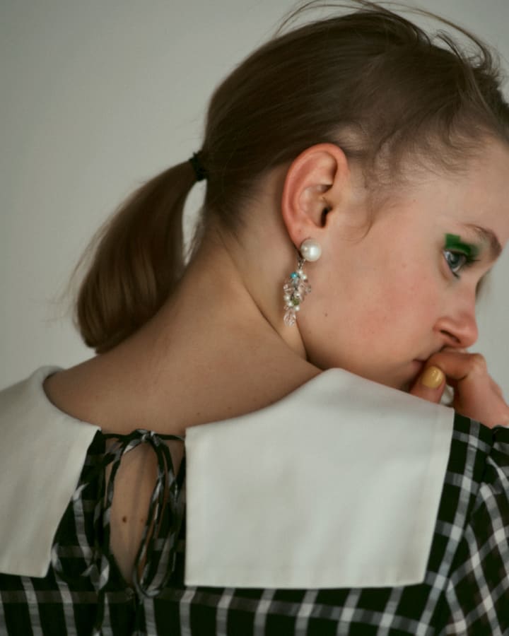 ブラックのワンピースを着たモデル