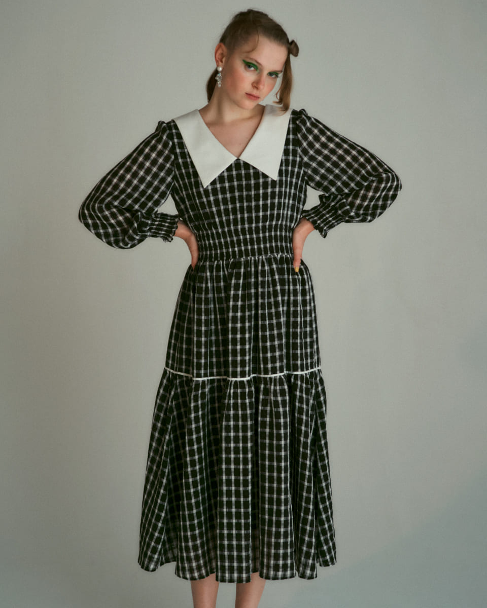 ブラックのワンピースを着たモデル