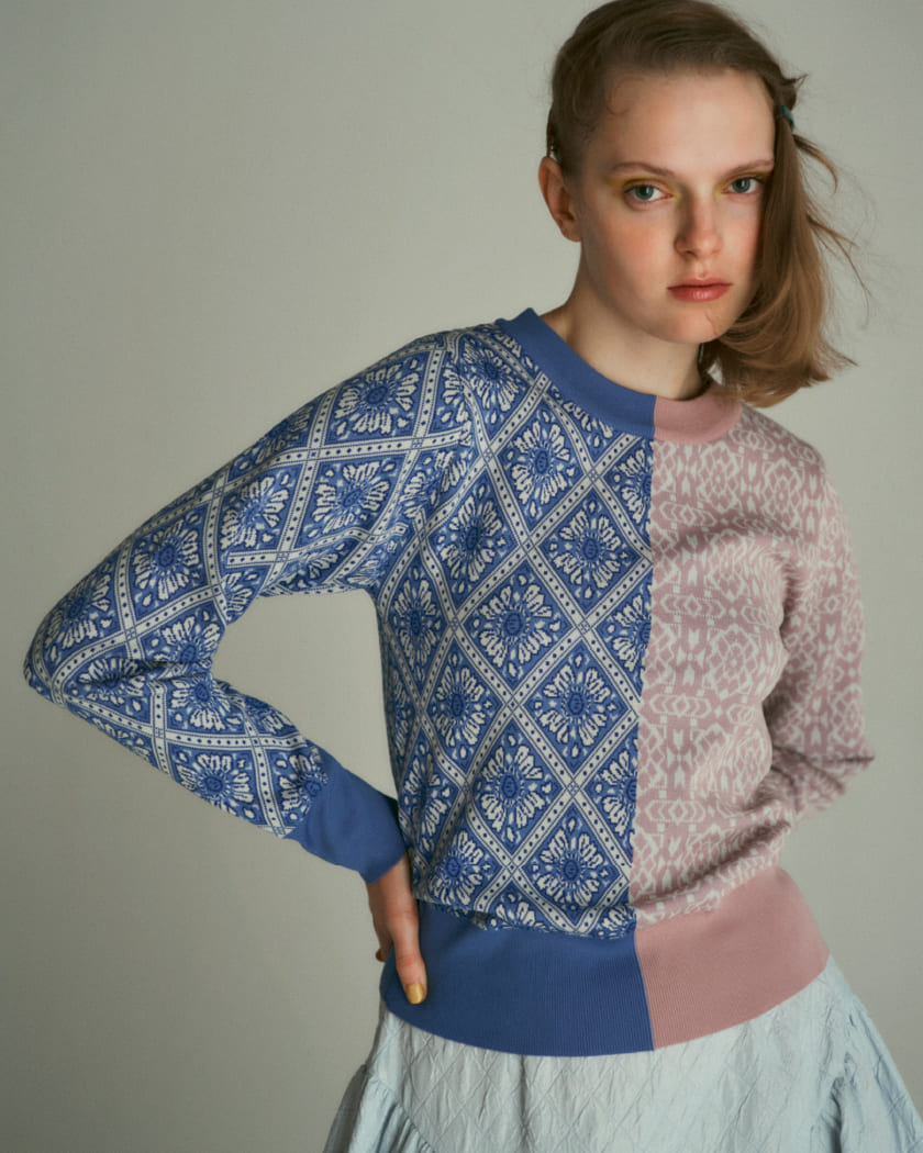 ブルーとレッドのニットを着たモデル