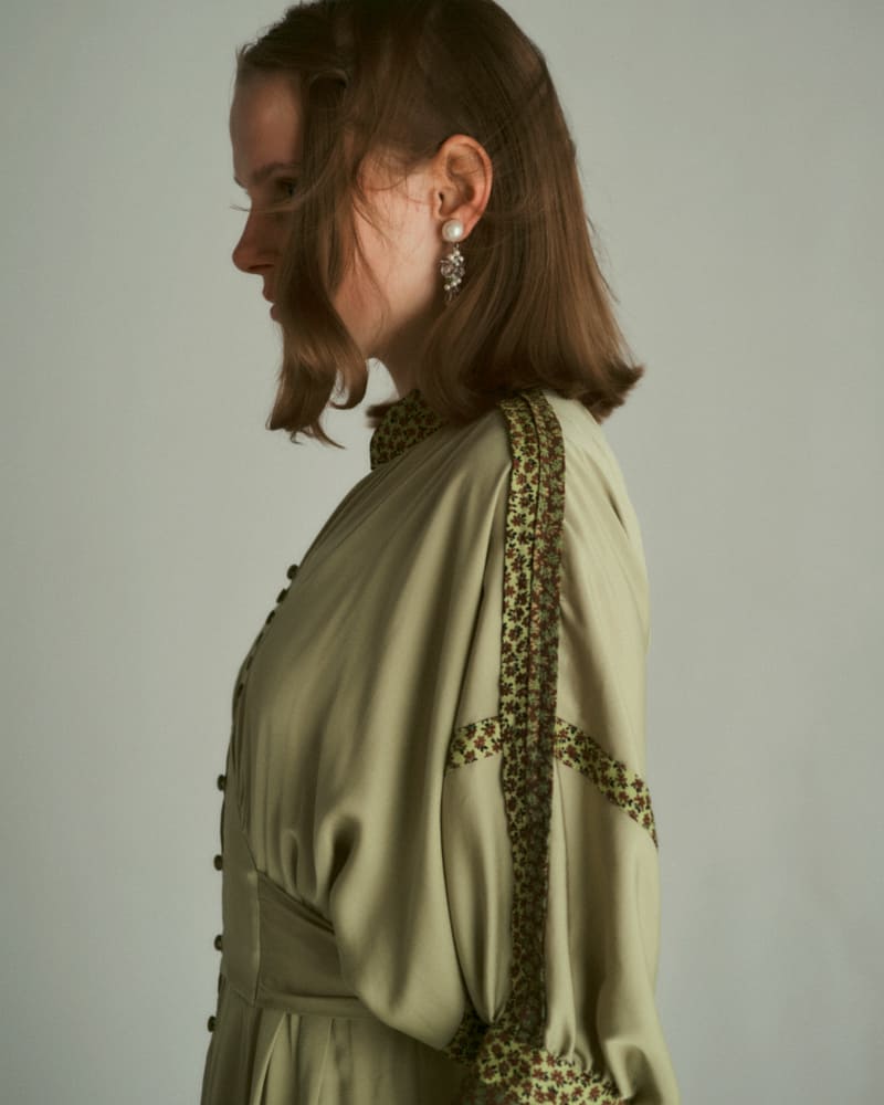 グリーンのワンピースを着たモデル