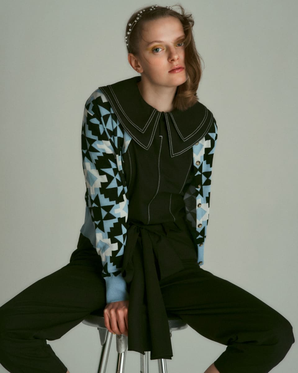 ブルーのトップスを着たモデル