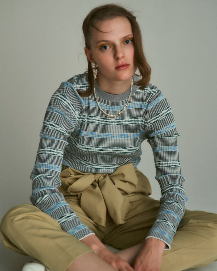 ブルーのトップスを着たモデル