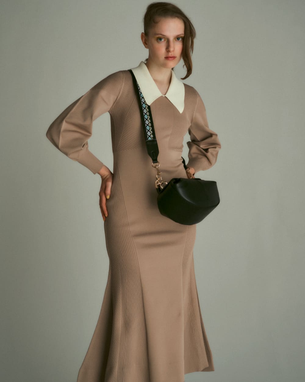 ブルーのトップスを着たモデル