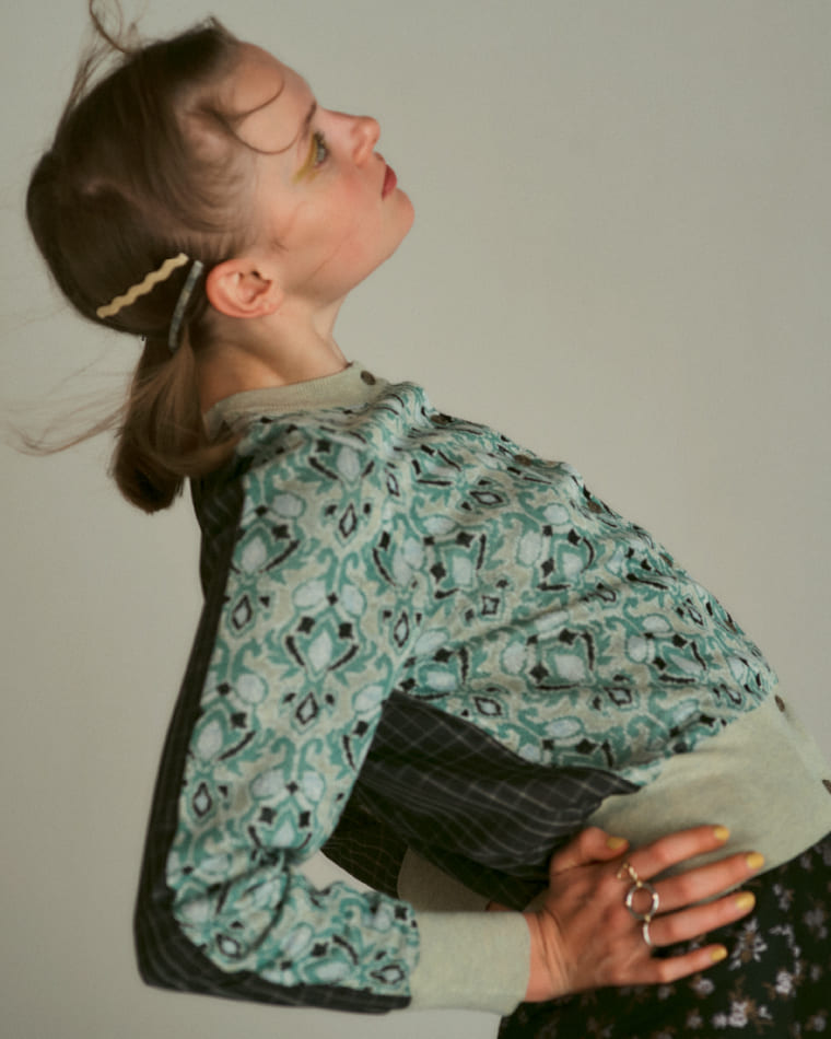 ブルーのトップスを着たモデル