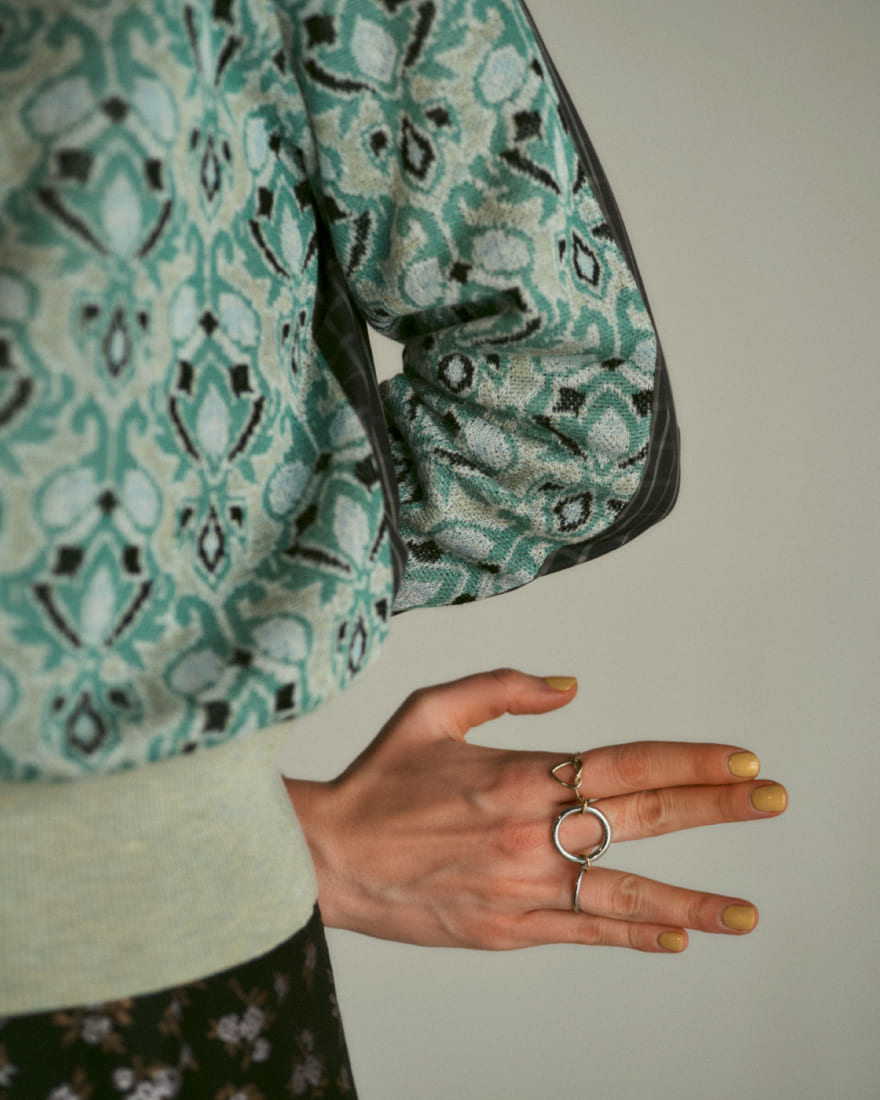 ブルーのトップスを着たモデル