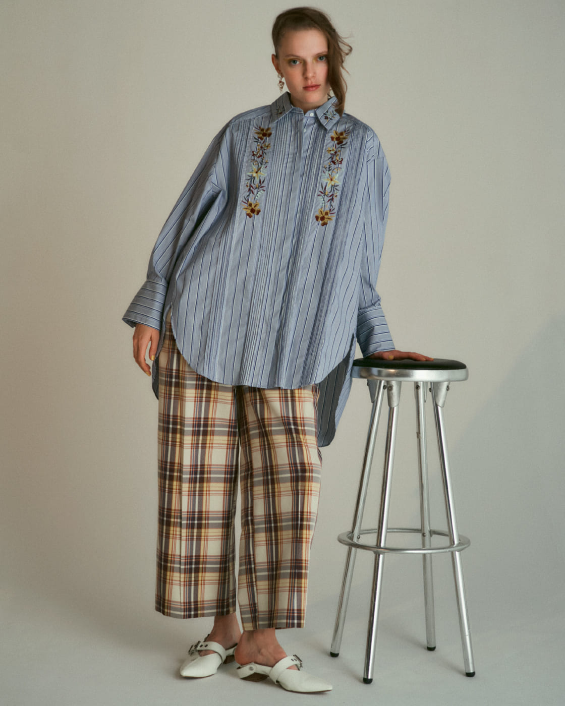 ブルーのトップスを着たモデル