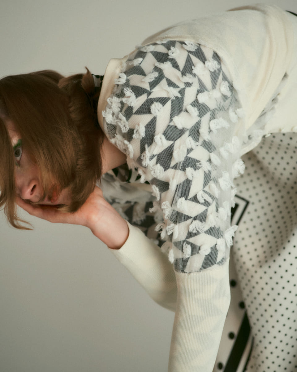 ホワイトのワンピースを着たモデル