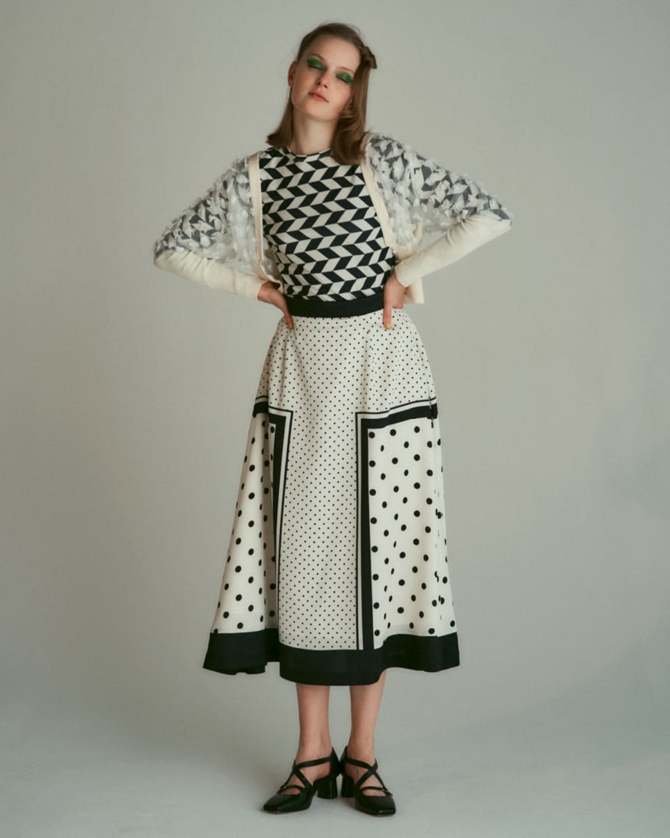 ホワイトのワンピースを着たモデル