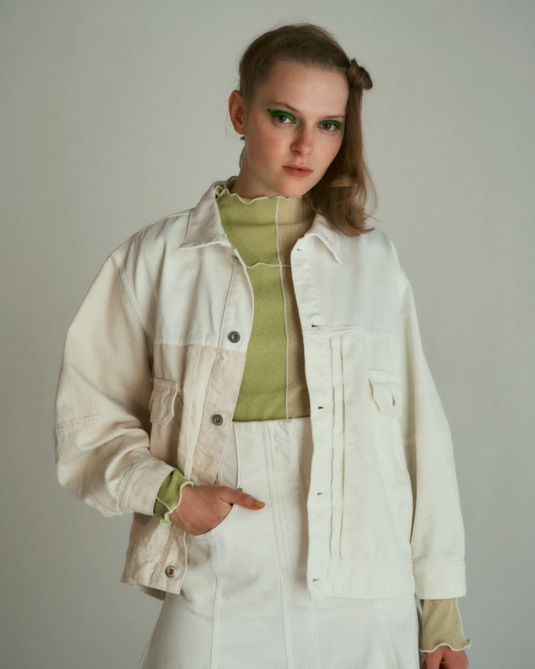 グリーンのニットを着たモデル